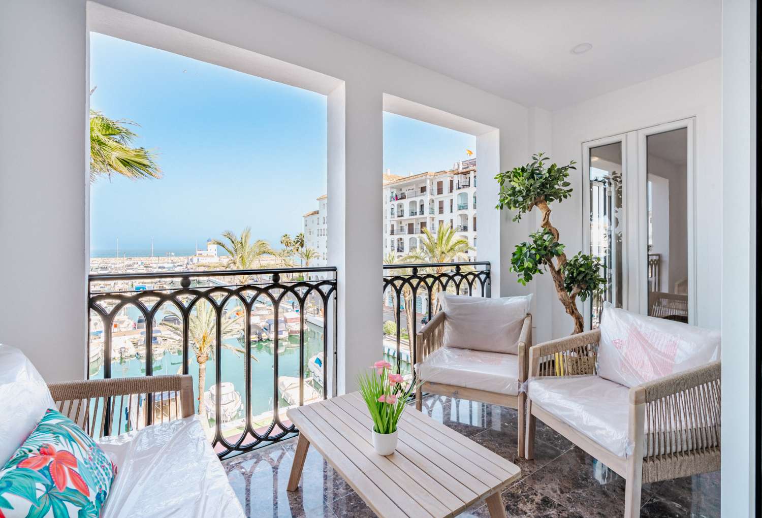 Espectacular Apartamento frente al Puerto de la Duquesa - Costa del Sol